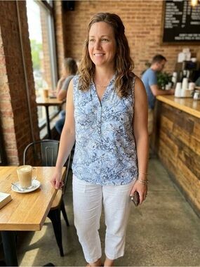 10/$25 • Cleo Sleeveless Blue Paisley V-Neck Top